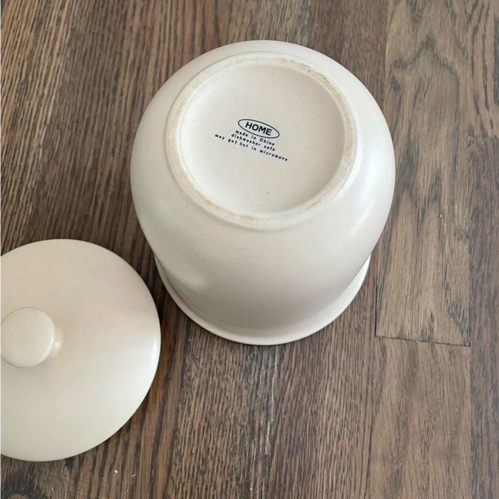 Container with Lid - Picture 5 of 5